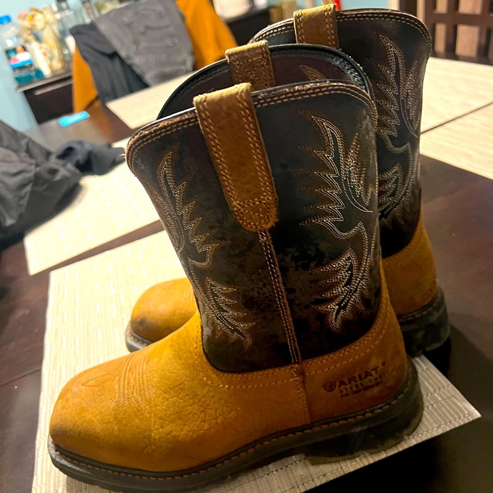 Ariat comp toe work boots worn twice. Too big for me. Size 9EE.
